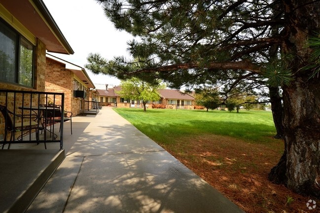 Building Photo - Golden Oaks Apartments