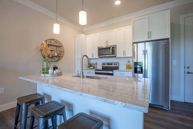 Building Photo - The Elle on Lockwood