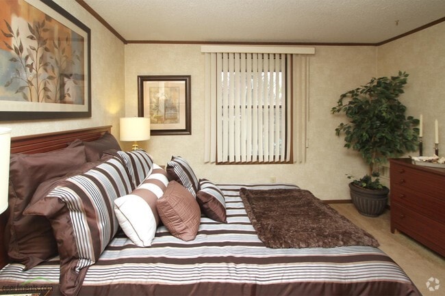 Bedroom - Oakwood Park Apartments