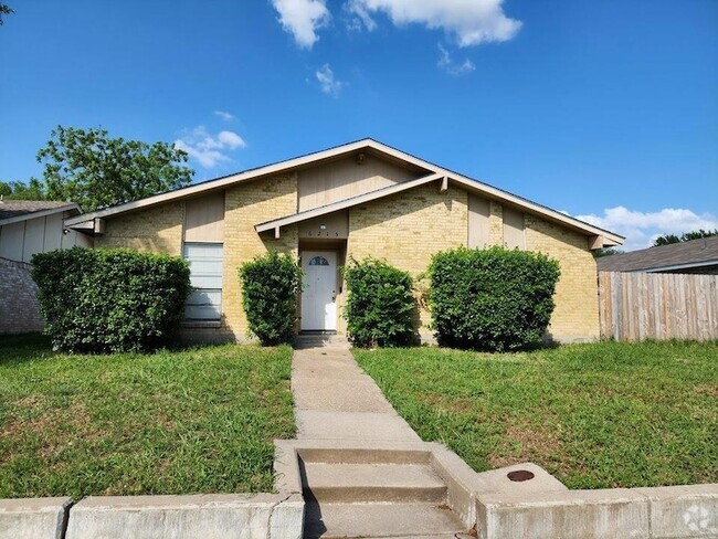 Building Photo - 6215 Cedar Ln Rental