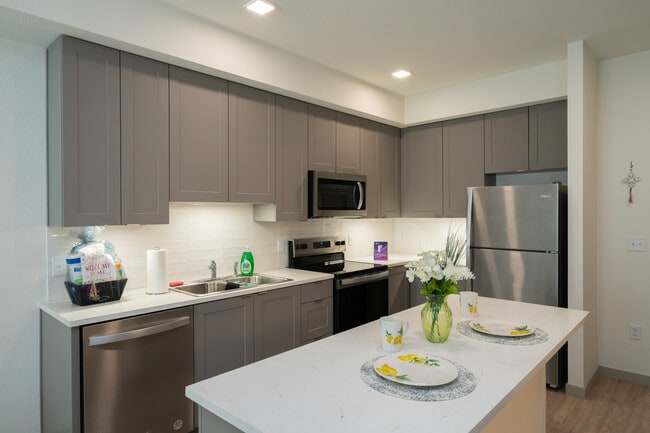 Building Photo - Flo