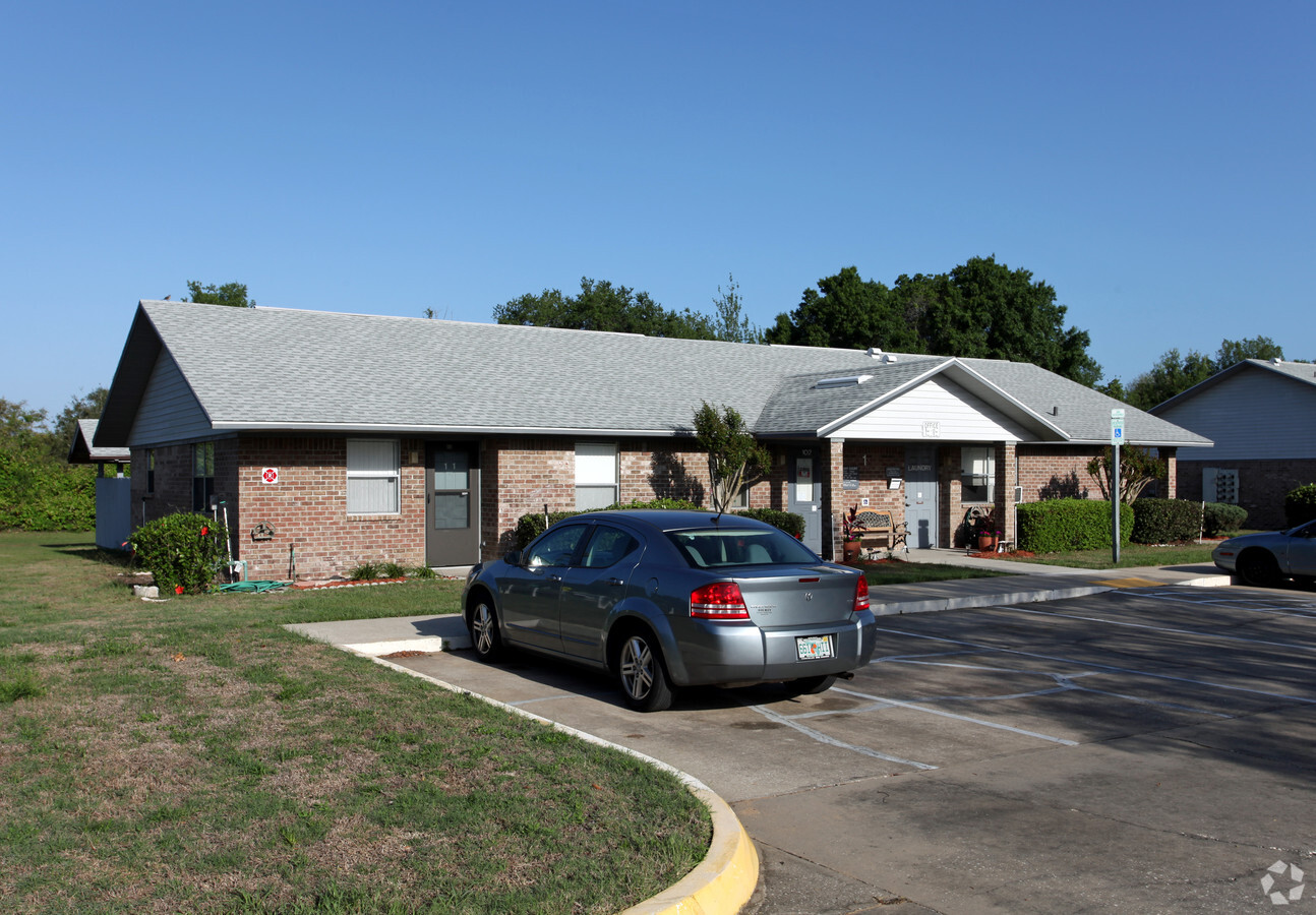 Photo - Colony Court Apartments