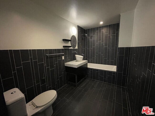 Building Photo - 727 W 7th St Rental