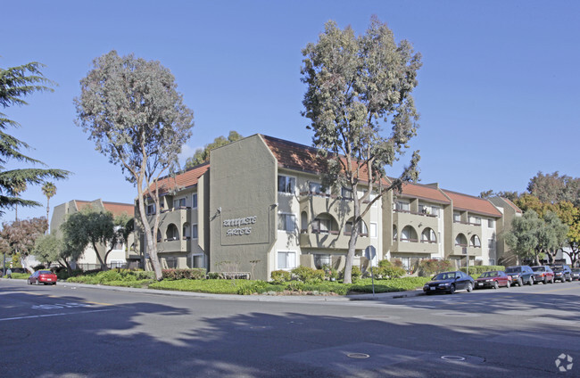 Runnymede Gardens - Runnymede Gardens Apartments