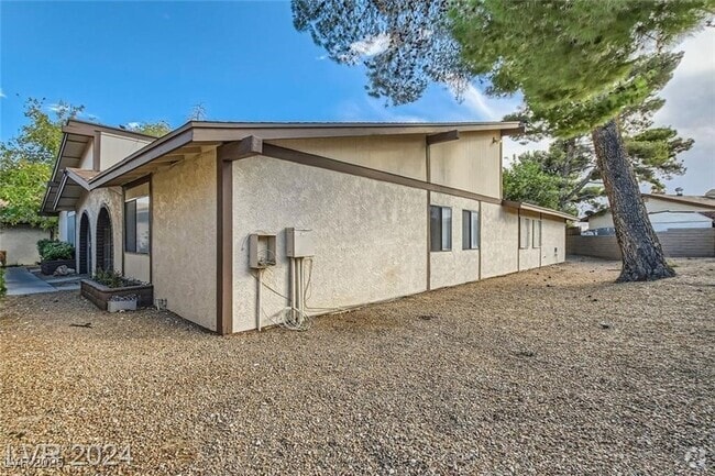 Building Photo - 5913 Smoke Ranch Rd Rental