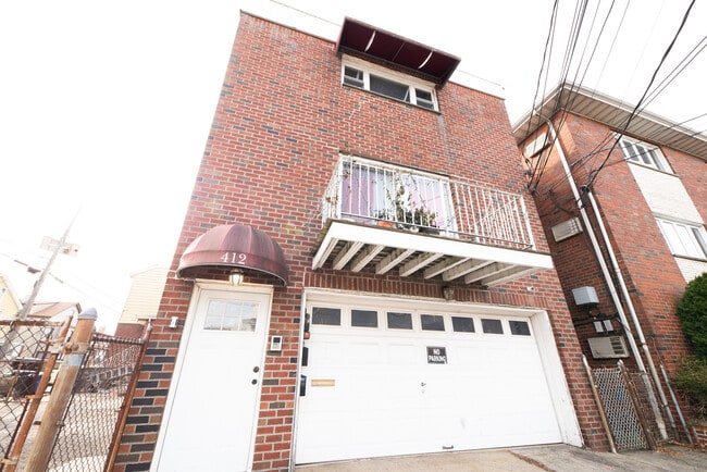 Building Photo - 412 Walker St