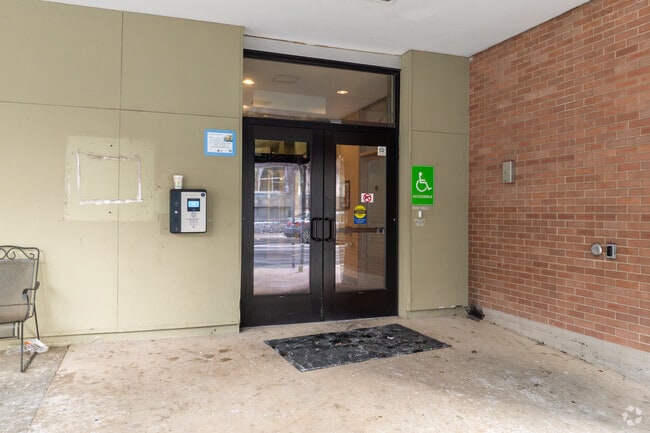 Entrance - Hollywood House Apartments