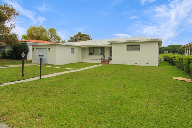 Building Photo - 1025 Hunting Lodge Dr Rental