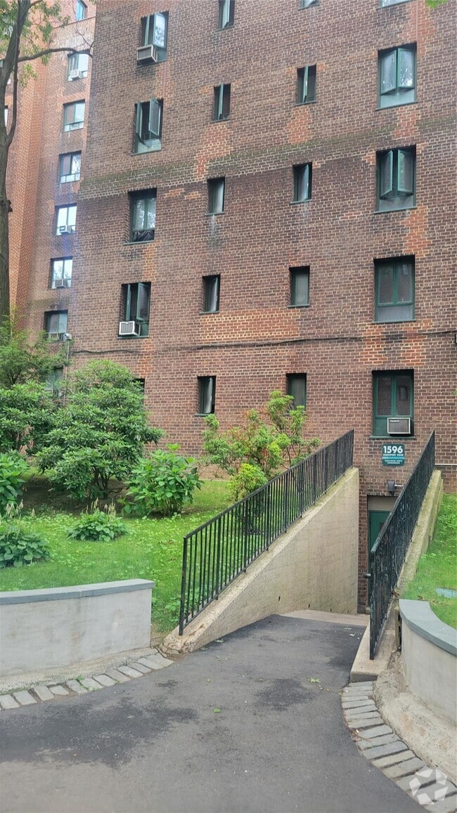 Building Photo - 1596 Unionport Rd Rental