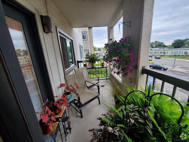 Atrium Patio - Pleasantwood Apartments & Townhomes