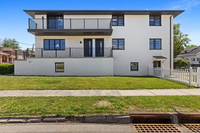 Building Photo - 302 E Harriet Ave