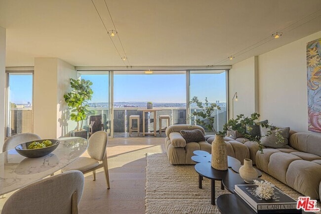 Building Photo - 8787 Shoreham Dr Rental