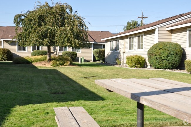 Building Photo - Clover Glen Apartments