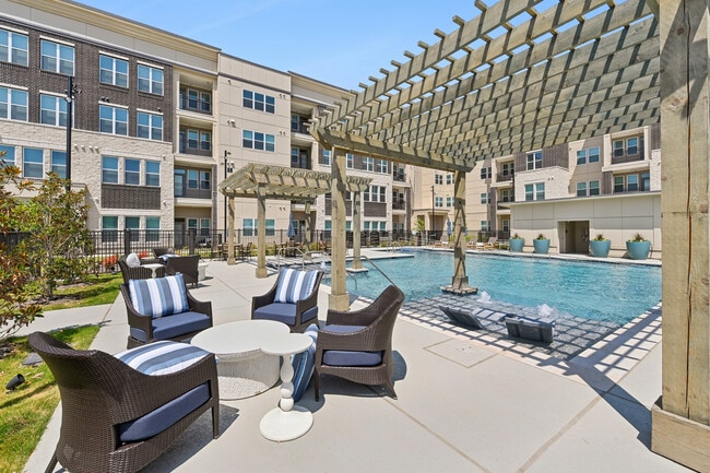 Building Photo - Novum Plano