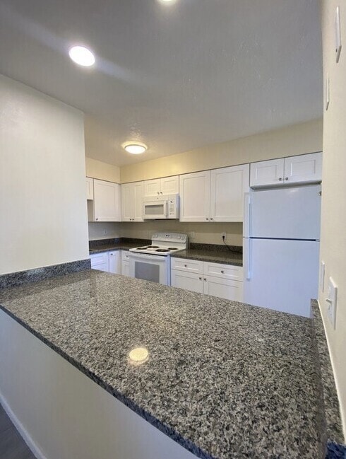 Building Photo - CRESTWOOD APARTMENTS