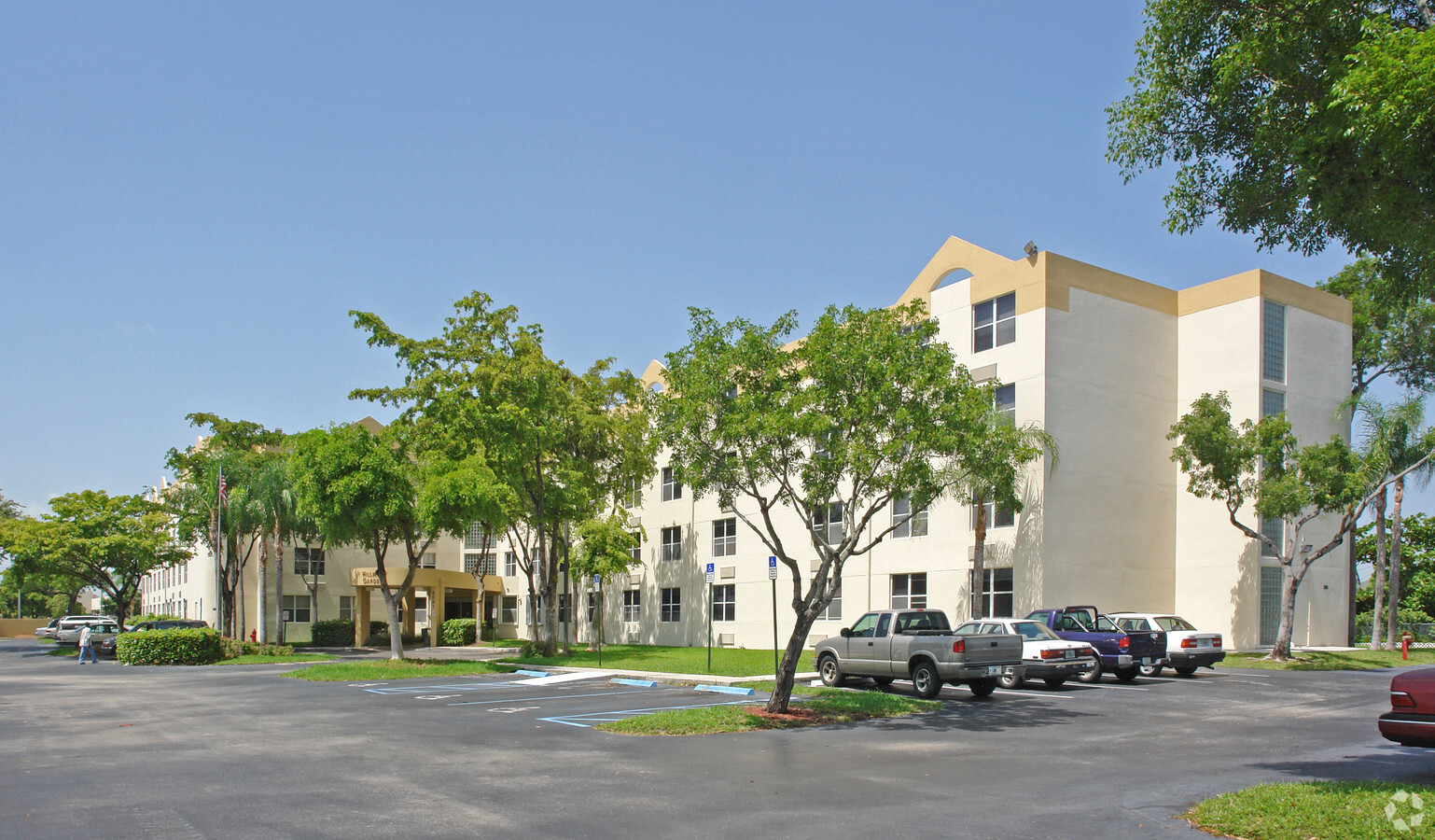 Hillmont Gardens - Hillmont Gardens Apartments