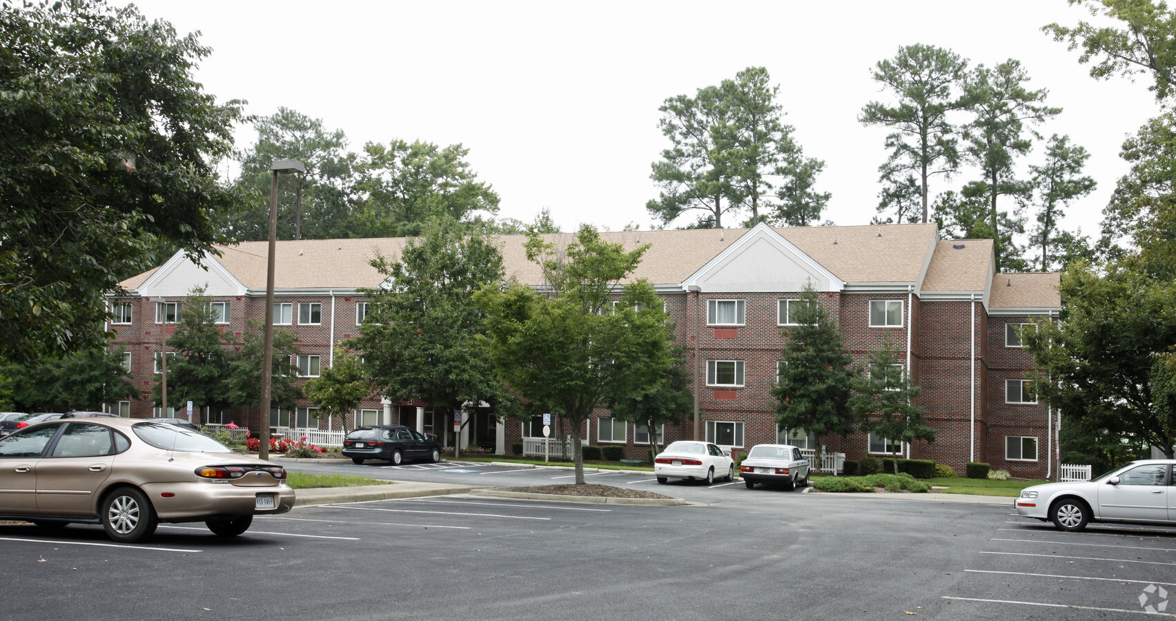 Wellesley Commons - Wellesley Commons Apartments