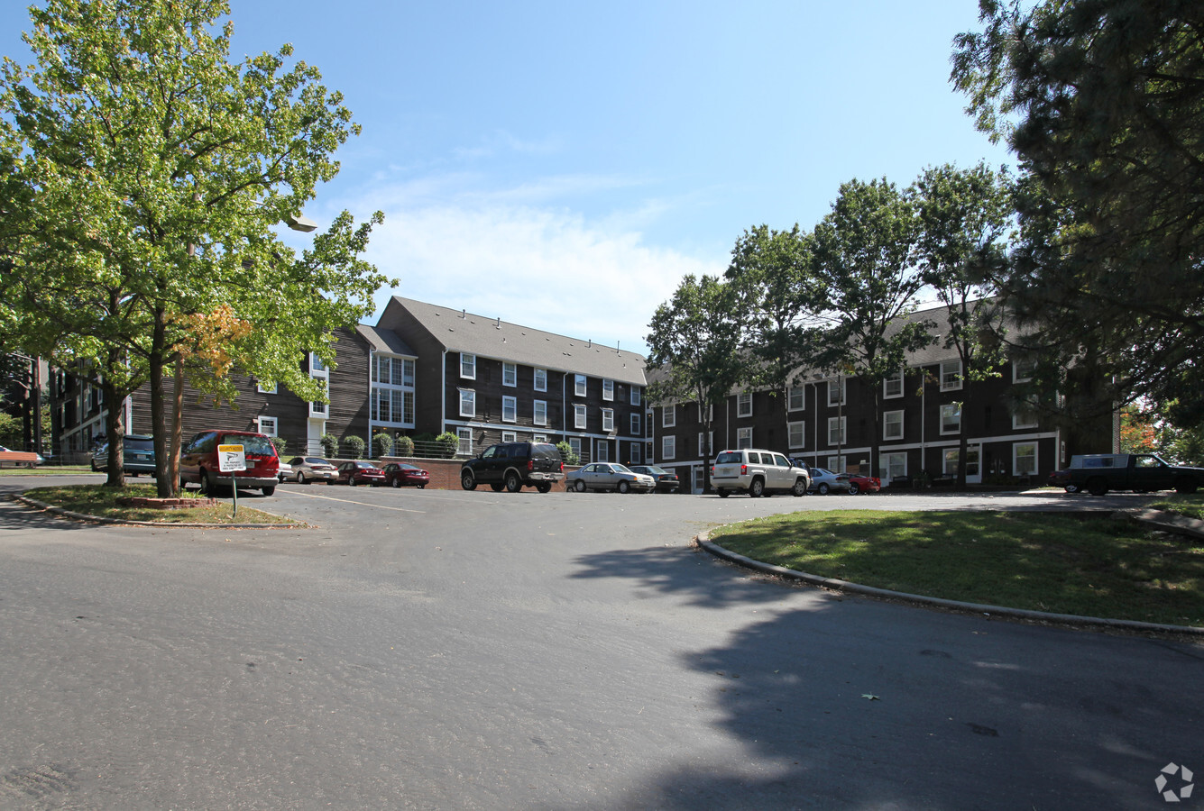 Photo - Golden Oaks Apartments