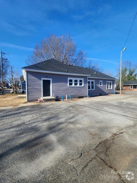 Building Photo - 216 E Horah St Rental