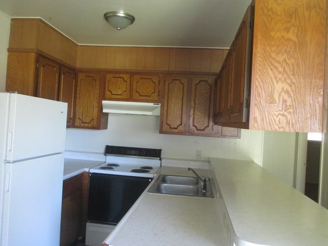Building Photo - The Country Hill Apartments