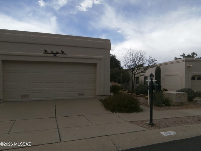 Building Photo - 870 W Calle de Emilia