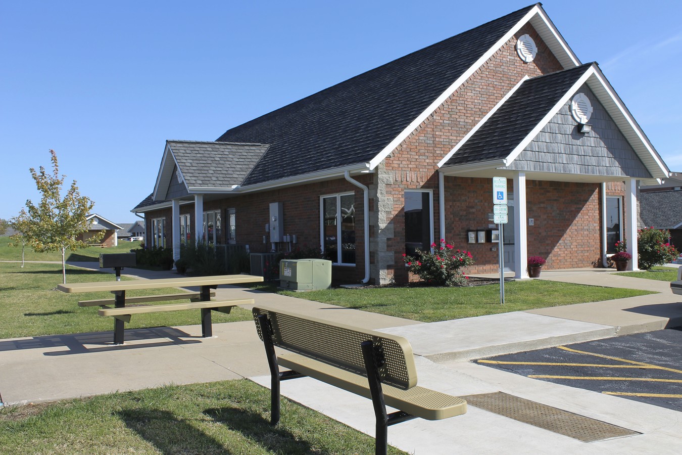 Redwood Gardens - Redwood Gardens Apartments