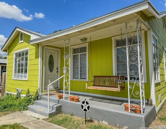 Photo - 1935 W Woodlawn Ave Rental
