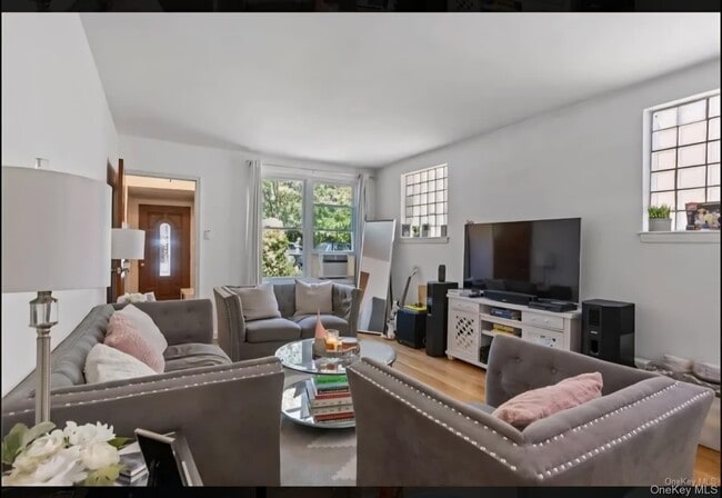 Building Photo - 1920 Hutchinson River Pkwy E Rental