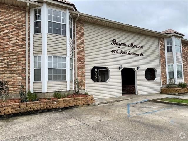 Building Photo - 4800 Pontchartrain Dr Rental