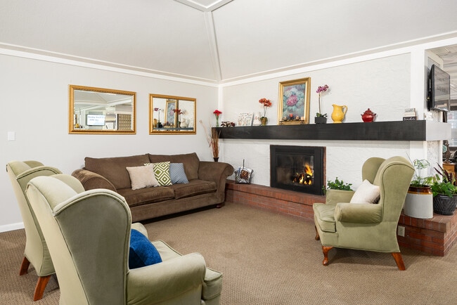 Lobby Lounge - Cove Point Retirement - Independent Living Apartments