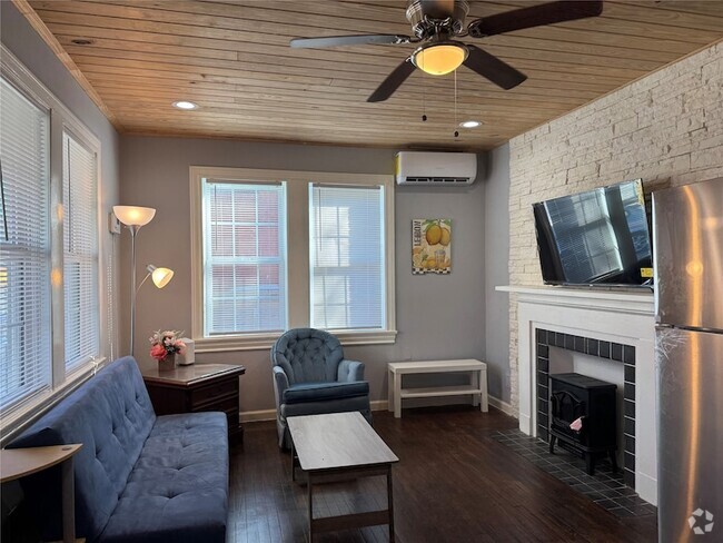 Building Photo - 915 8th St Rental