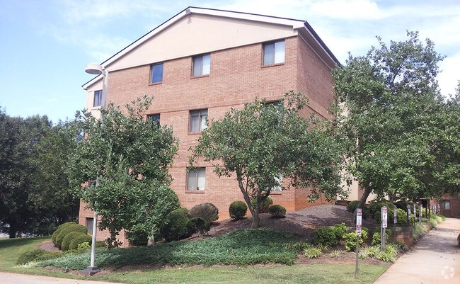 Primary Photo - Hillcrest Apartments