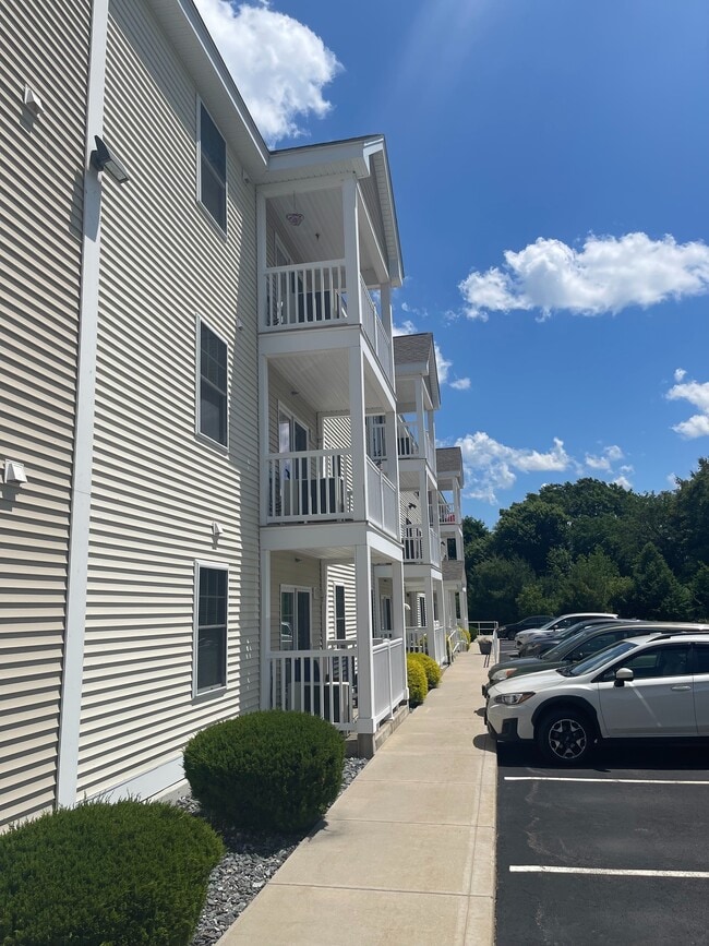 Allards Grove Apartments Dracut, Massachusetts 1 unit available