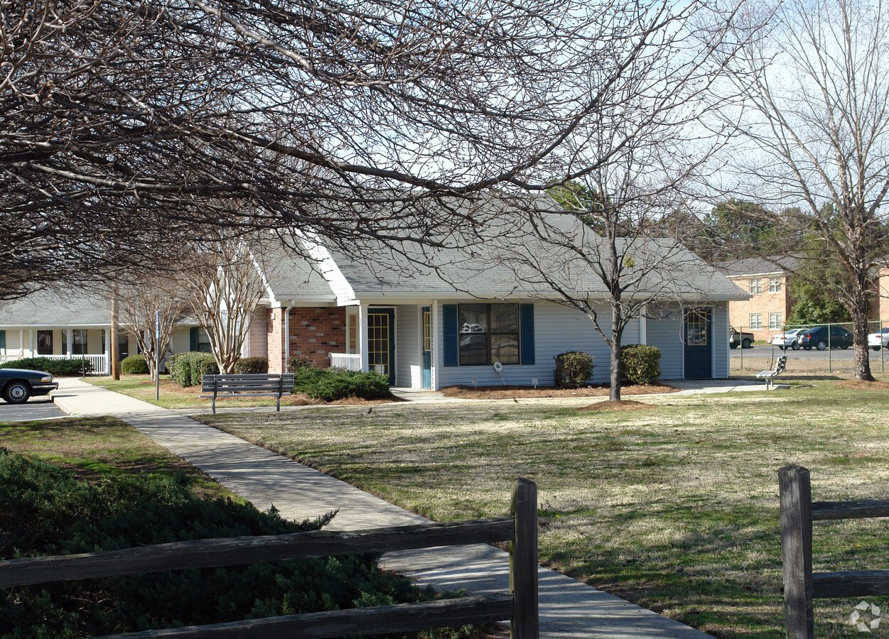 Oakwood Manor - Oakwood Manor Apartments