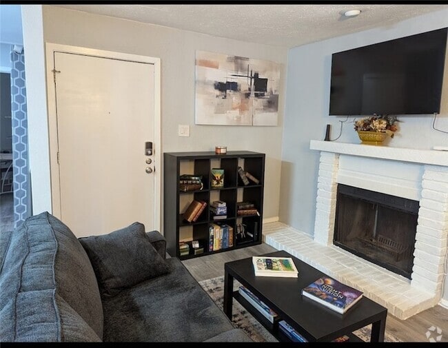 Building Photo - 1901 Holleman Dr W Rental