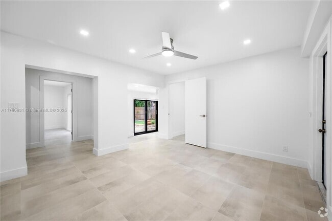 Building Photo - 551 NE 26th St Rental