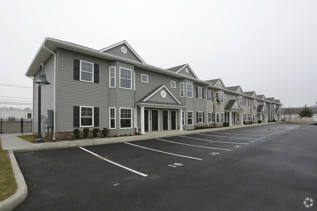 Building Photo - Lindenhurst Villas Rental