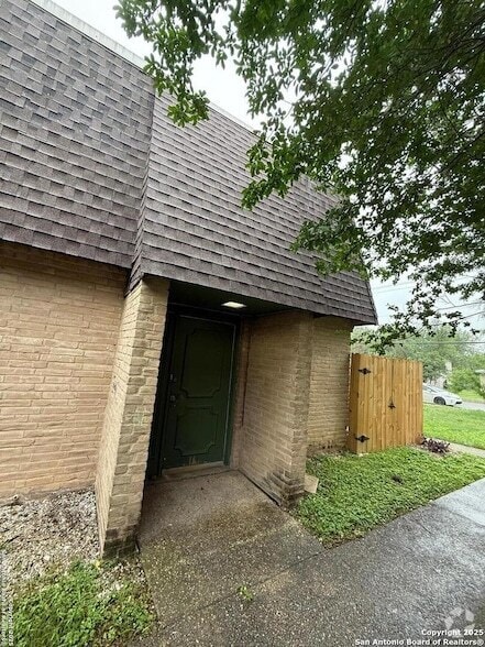 Building Photo - 223 Sprucewood Ln Rental