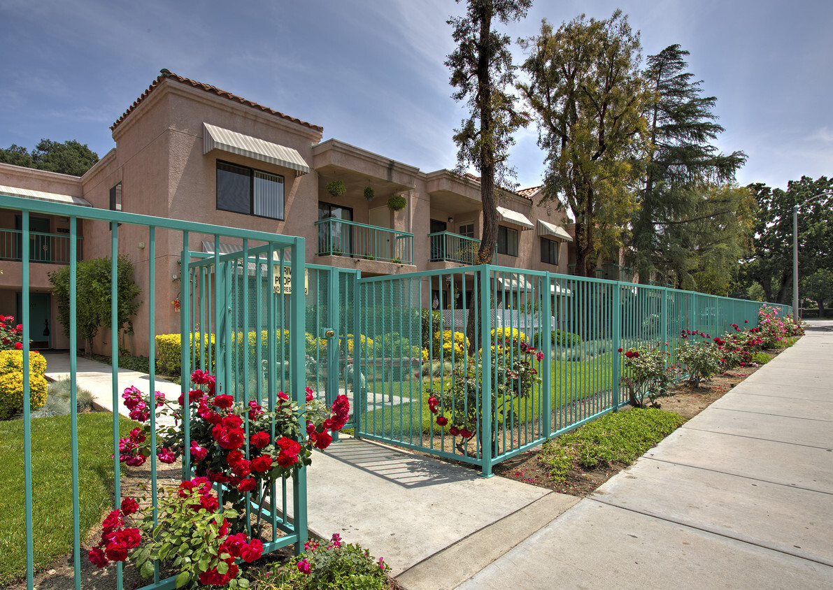 Whispering Oaks Apts - Whispering Oaks Apts