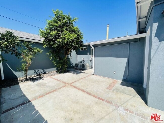 Building Photo - 11845 Doty Ave Rental