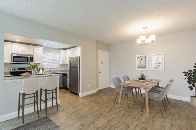 Photo - Imperial Palms Apartments