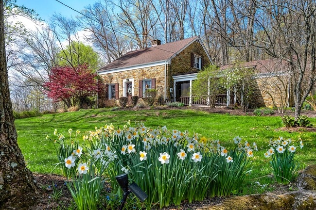 Building Photo - 223 Lambertville Headquarters Rd Rental