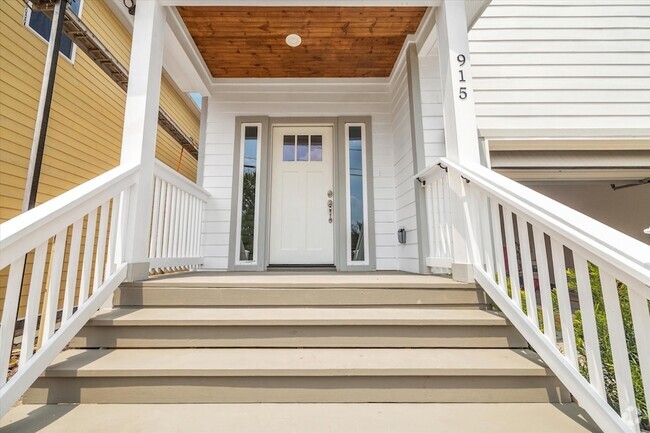 Building Photo - 915 E 37th St Rental