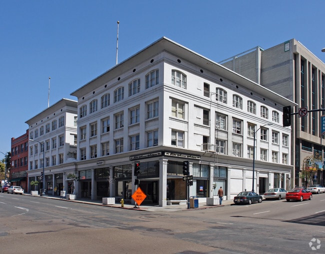 Building Photo - Sandford Hotel Rental