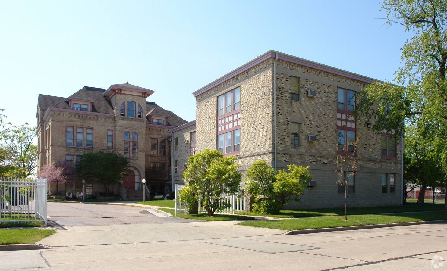 Lincoln School Historic Apartments - Lincoln School Historic Apartments