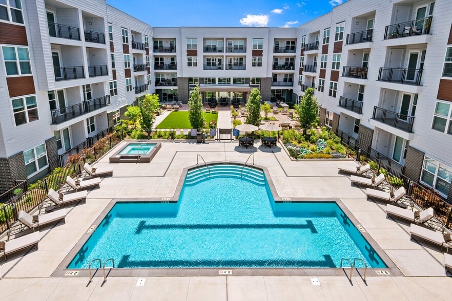 Everleigh Vernon Hills 55+ Active Adult Apartments - Vernon Hills