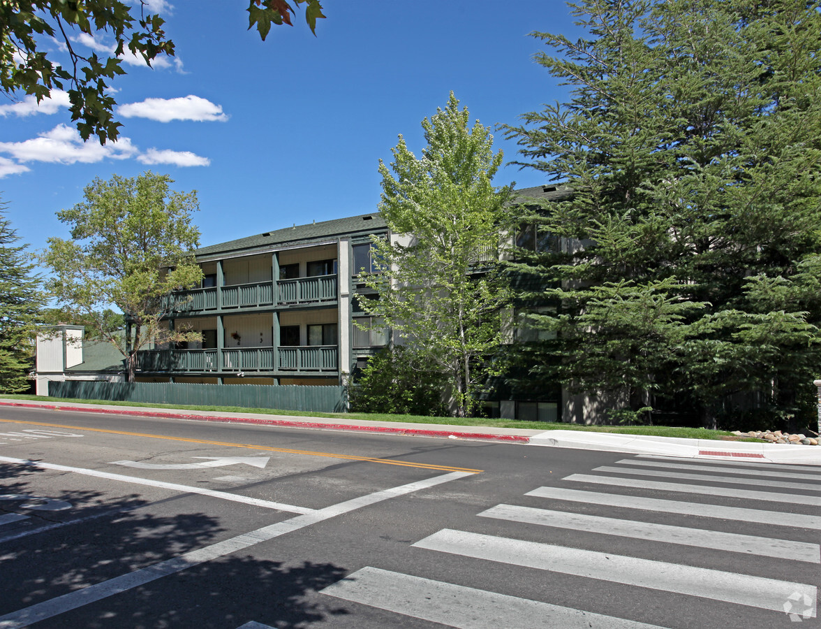 Lakeside Manor - Lakeside Manor Apartments