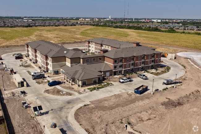 Building Photo - Villas De Las Flores
