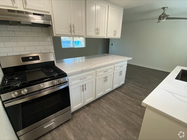 Building Photo - Cypress Pointe Apartments