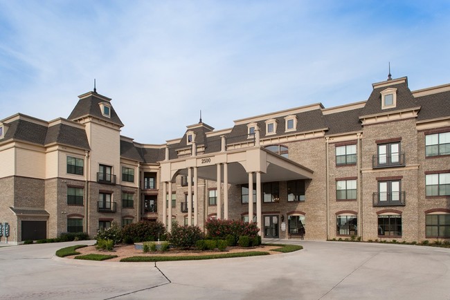 Discovery Village @ Castle Hills SeniorLiving - Discovery Village @ Castle Hills SeniorLiving Apartments